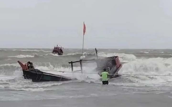 ভাসানচরে মেঘনা নদীতে যাত্রীবোঝাই ট্রলারডুবি